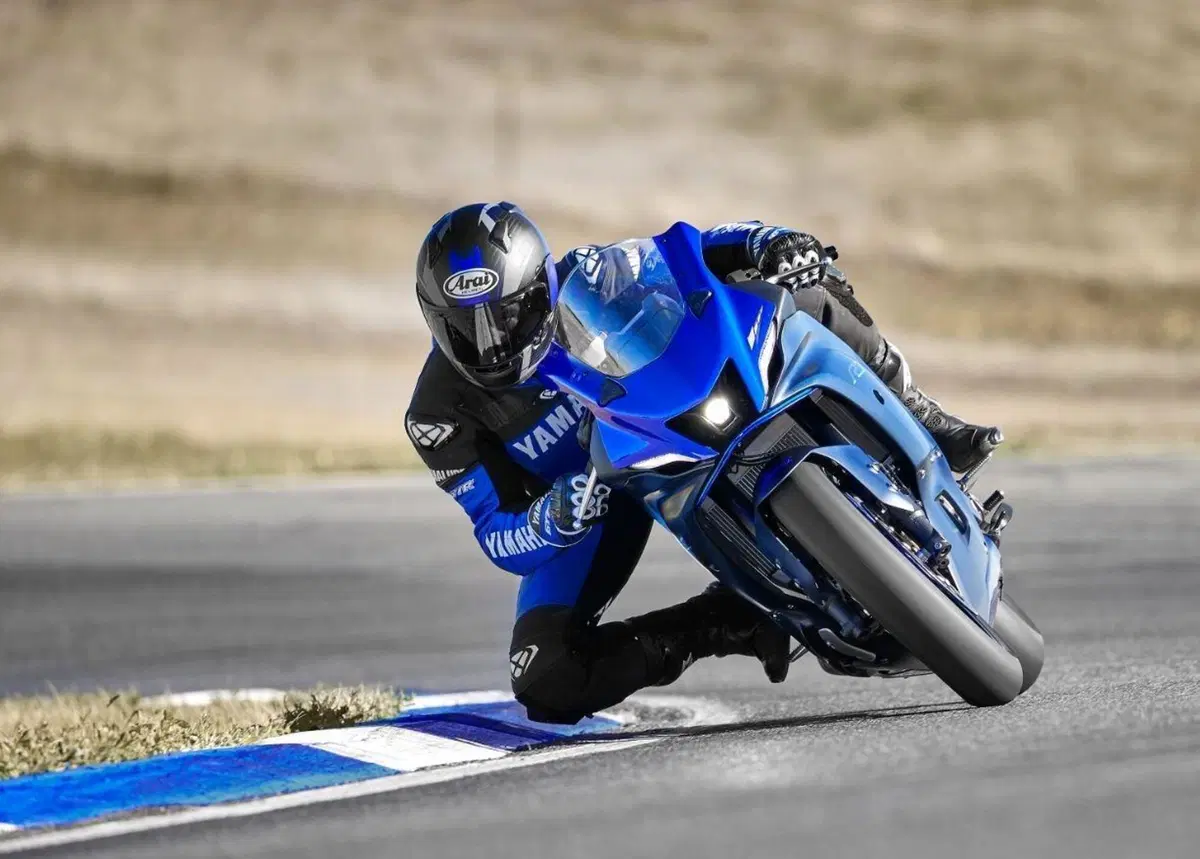 Nuova Yamaha R7 2021. Svelata con foto e dati  (12)