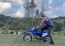 Video: Chris Hemsworth salta un pericoloso ostacolo con la pit bike. (O no?)