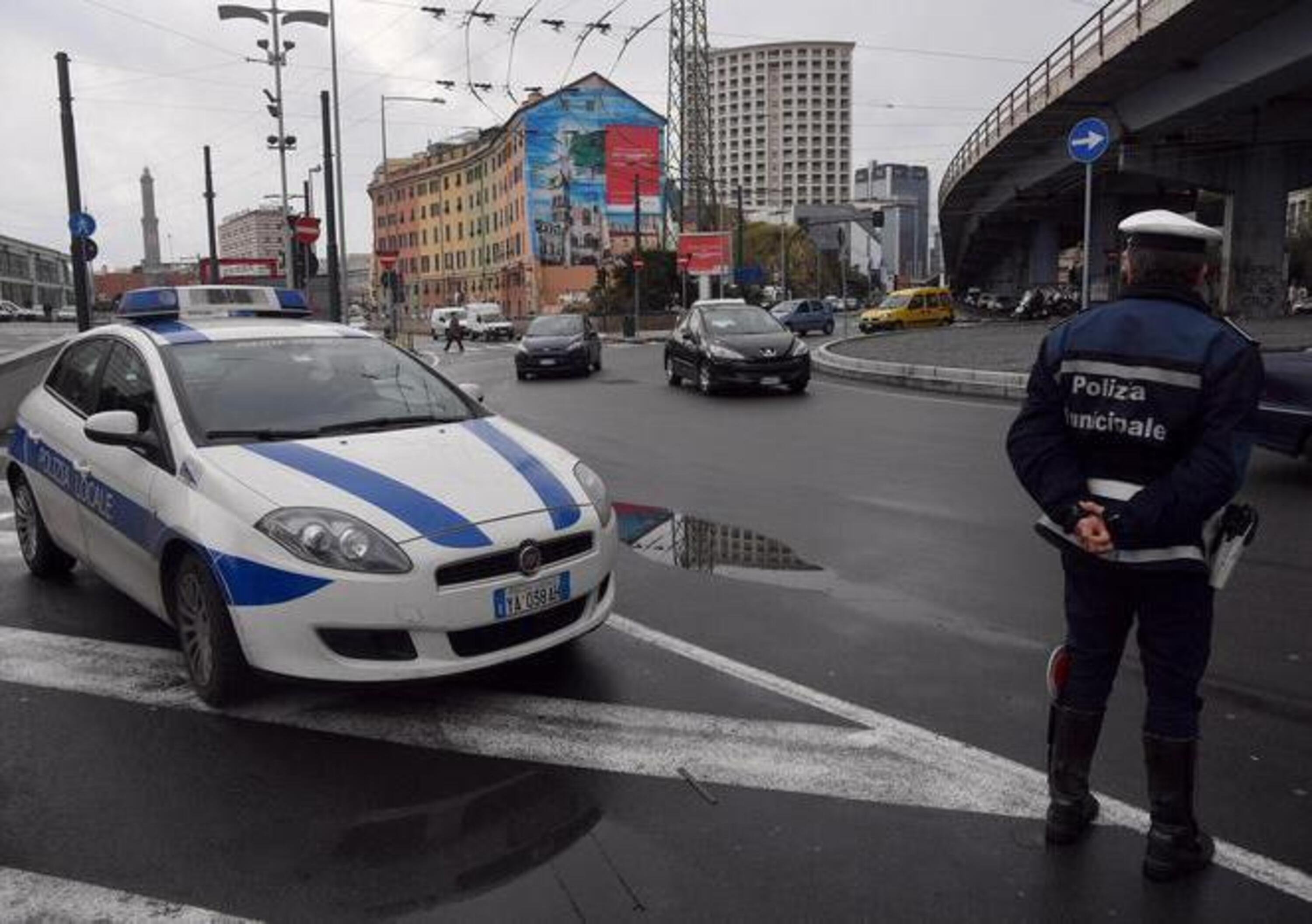Genova: 15enne fermata senza patente in sella a uno scooter rubato, denunciata