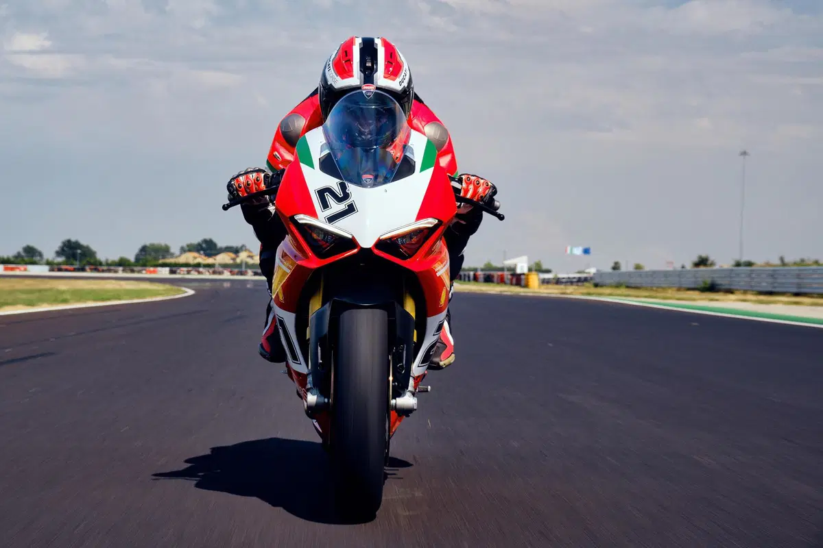 Ducati Panigale V2 Bayliss 1st Championship 20th Anniversary: una replica per il campione  (19)