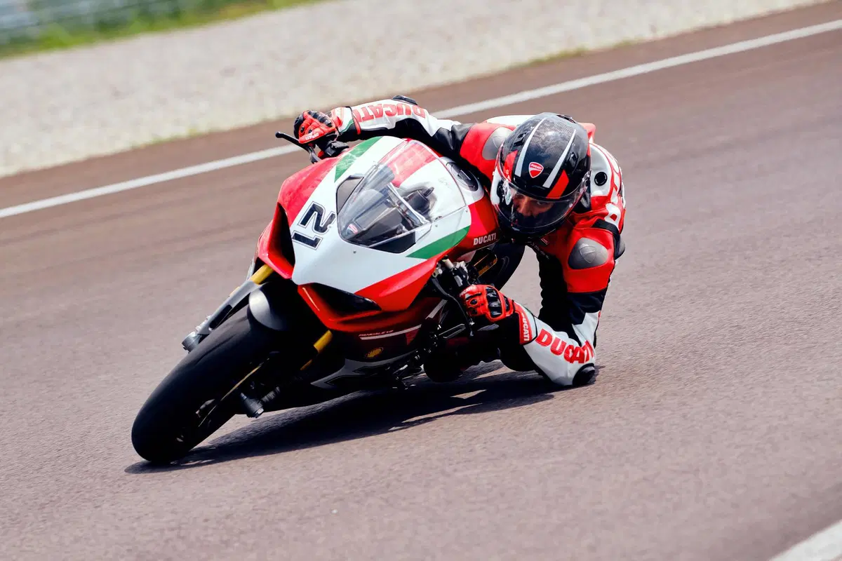 Ducati Panigale V2 Bayliss 1st Championship 20th Anniversary: una replica per il campione  (20)
