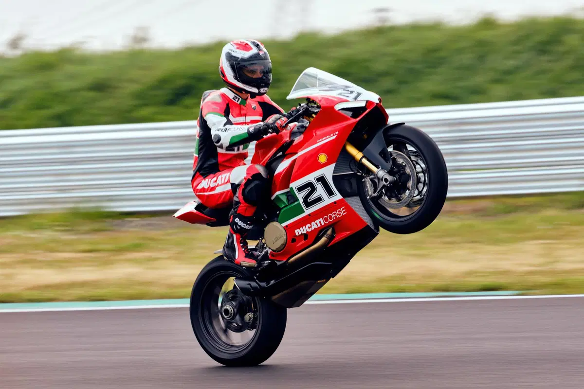 Ducati Panigale V2 Bayliss 1st Championship 20th Anniversary: una replica per il campione  (21)