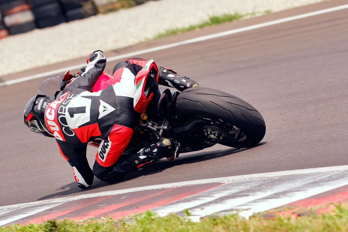 Ducati Panigale V2 Bayliss 1st Championship 20th Anniversary: una replica per il campione  (22)