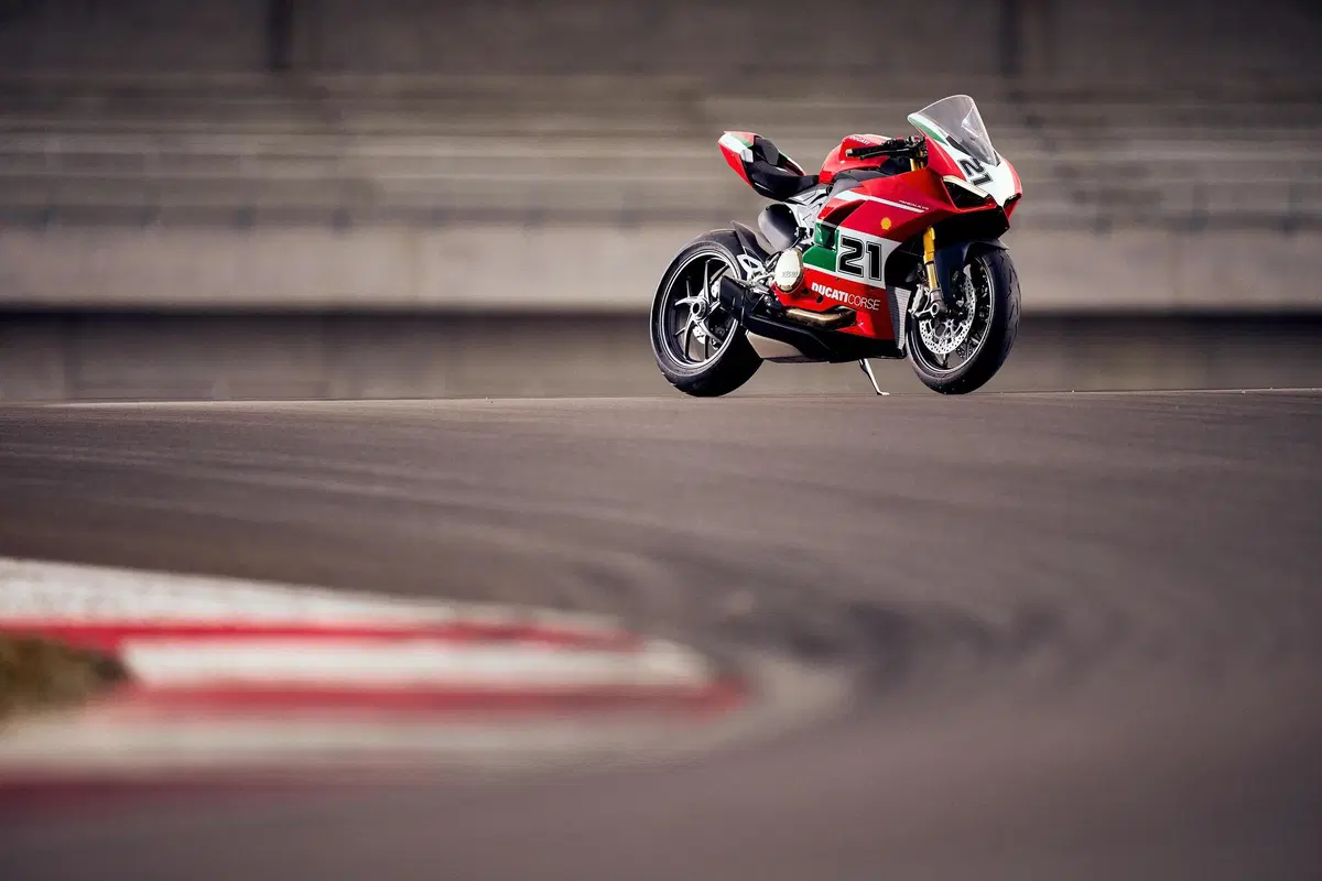 Ducati Panigale V2 Bayliss 1st Championship 20th Anniversary: una replica per il campione  (23)