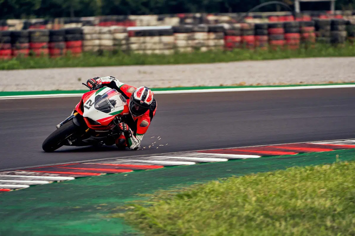 Ducati Panigale V2 Bayliss 1st Championship 20th Anniversary: una replica per il campione  (25)