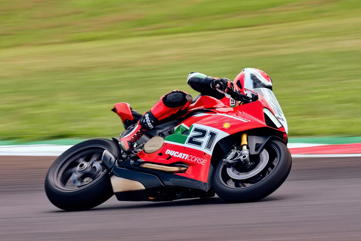 Ducati Panigale V2 Bayliss 1st Championship 20th Anniversary: una replica per il campione  (26)