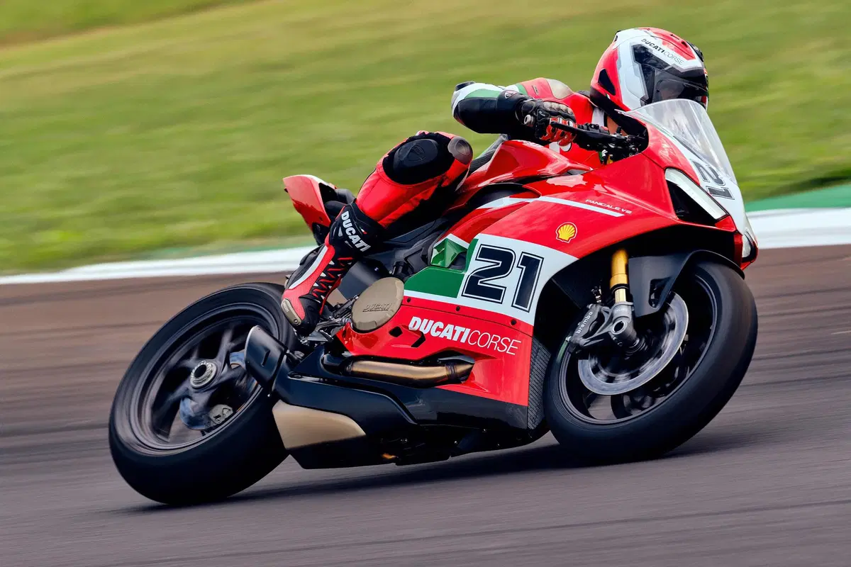 Ducati Panigale V2 Bayliss 1st Championship 20th Anniversary: una replica per il campione  (27)
