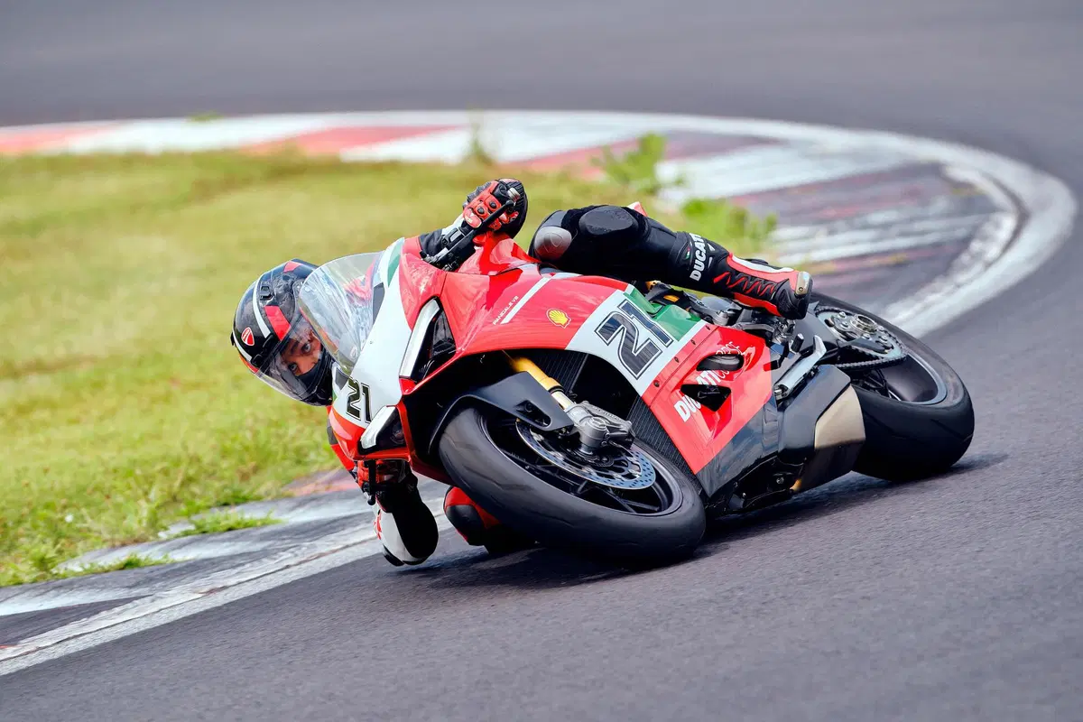 Ducati Panigale V2 Bayliss 1st Championship 20th Anniversary: una replica per il campione  (29)