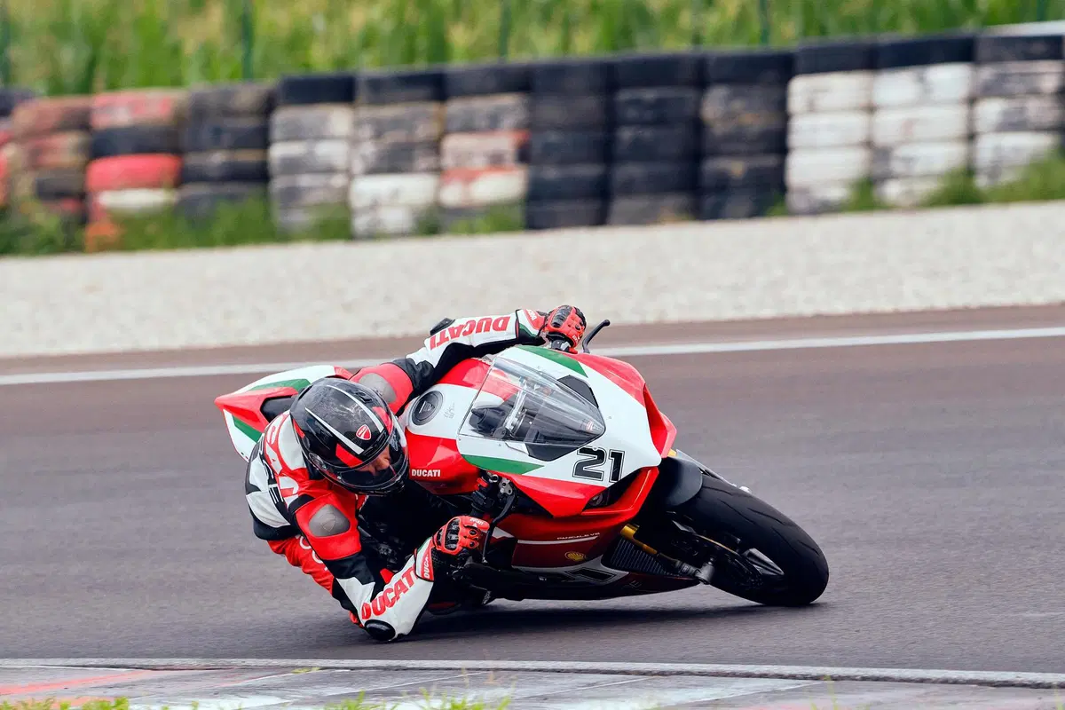 Ducati Panigale V2 Bayliss 1st Championship 20th Anniversary: una replica per il campione  (42)