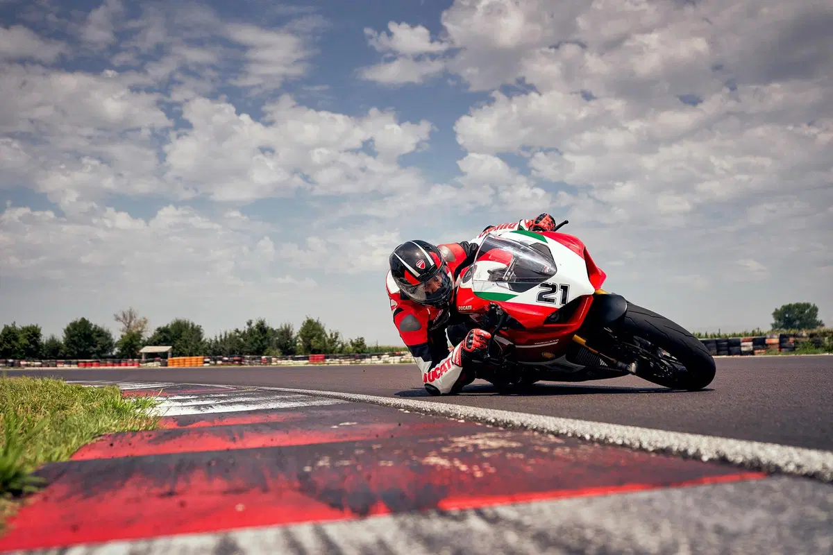Ducati Panigale V2 Bayliss 1st Championship 20th Anniversary: una replica per il campione  (30)