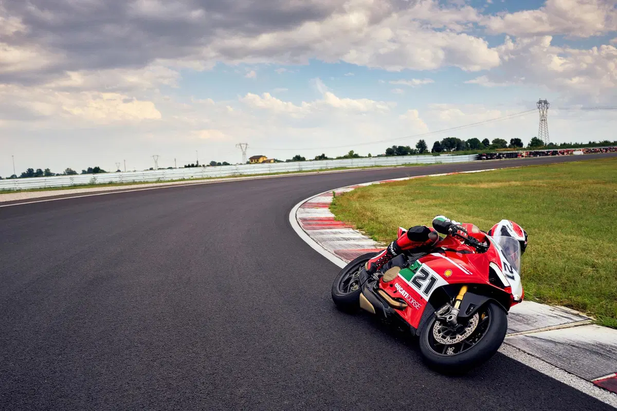 Ducati Panigale V2 Bayliss 1st Championship 20th Anniversary: una replica per il campione  (34)
