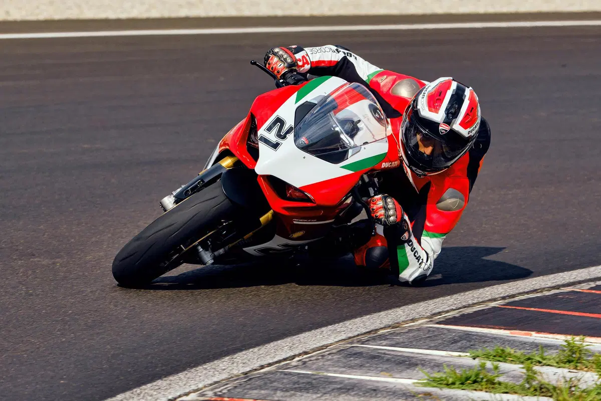 Ducati Panigale V2 Bayliss 1st Championship 20th Anniversary: una replica per il campione  (35)