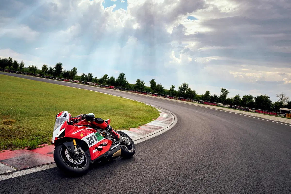 Ducati Panigale V2 Bayliss 1st Championship 20th Anniversary: una replica per il campione  (33)