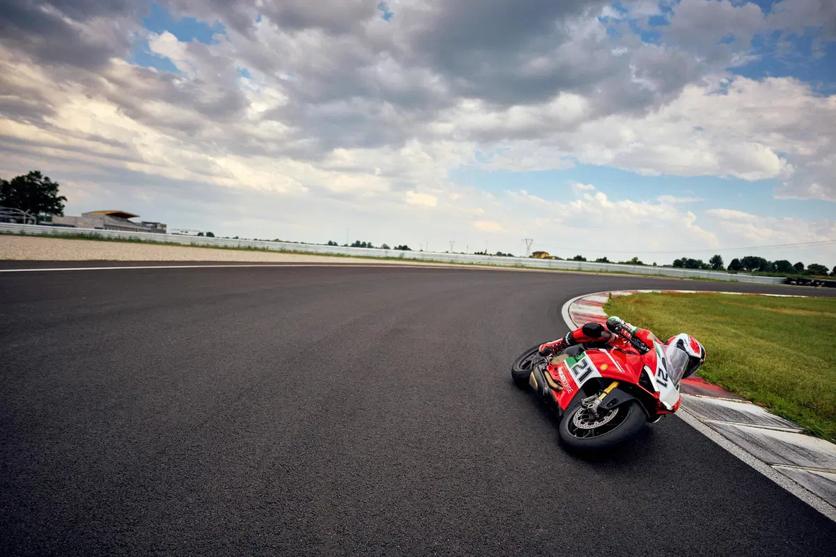 Ducati Panigale V2 Bayliss 1st Championship 20th Anniversary: una replica per il campione  (36)