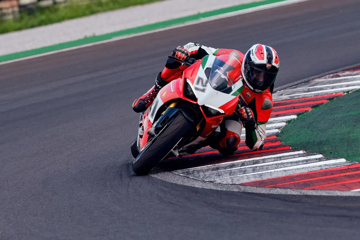 Ducati Panigale V2 Bayliss 1st Championship 20th Anniversary: una replica per il campione  (41)