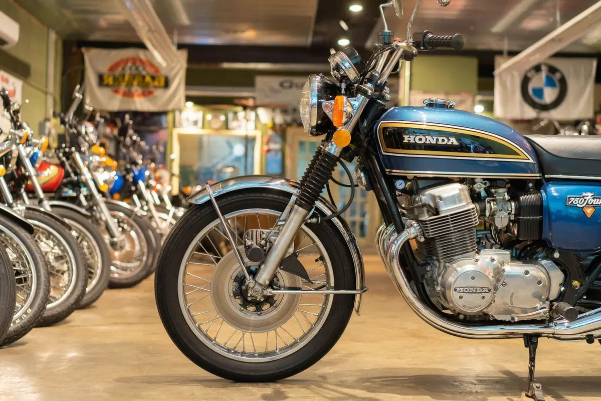Honda CB750 Four, due esemplari d'epoca sono all'asta (10)