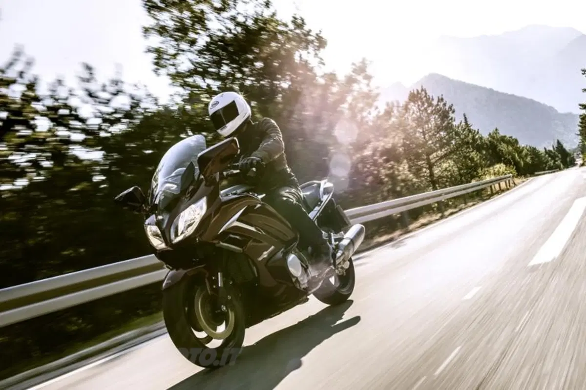 Yamaha FJR1300AE: cambio tradizionale e sospensioni elettroniche