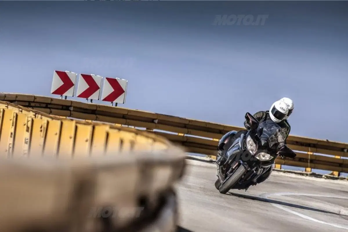 Yamaha FJR1300AE: cambio tradizionale e sospensioni elettroniche (2)