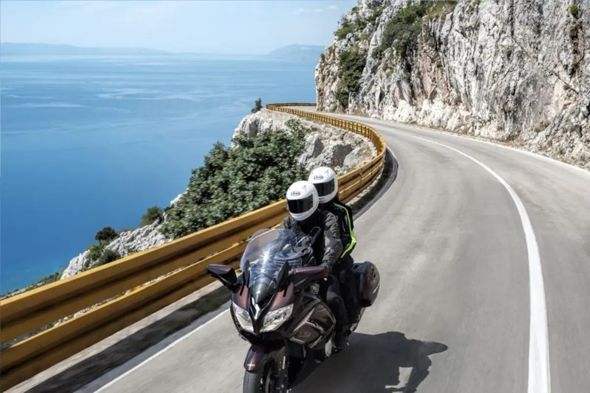 Yamaha FJR1300AE: cambio tradizionale e sospensioni elettroniche (3)