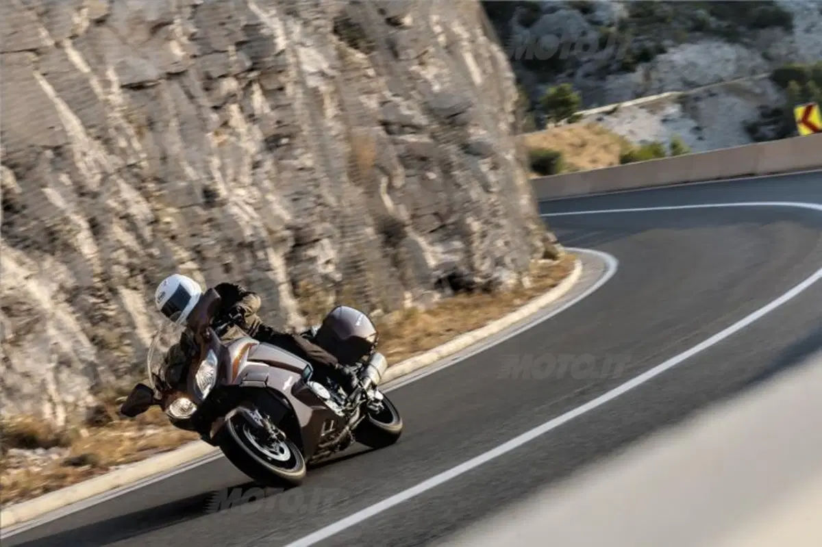 Yamaha FJR1300AE: cambio tradizionale e sospensioni elettroniche (4)