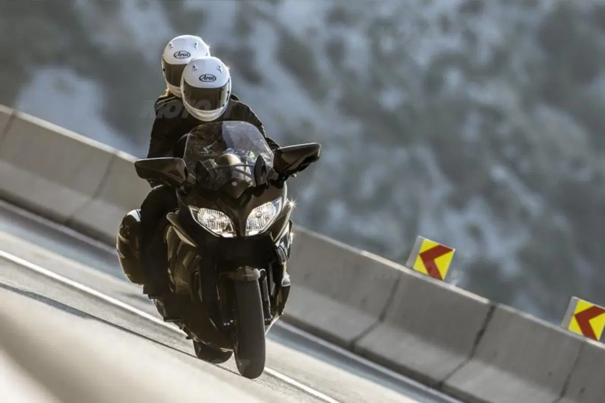 Yamaha FJR1300AE: cambio tradizionale e sospensioni elettroniche (5)