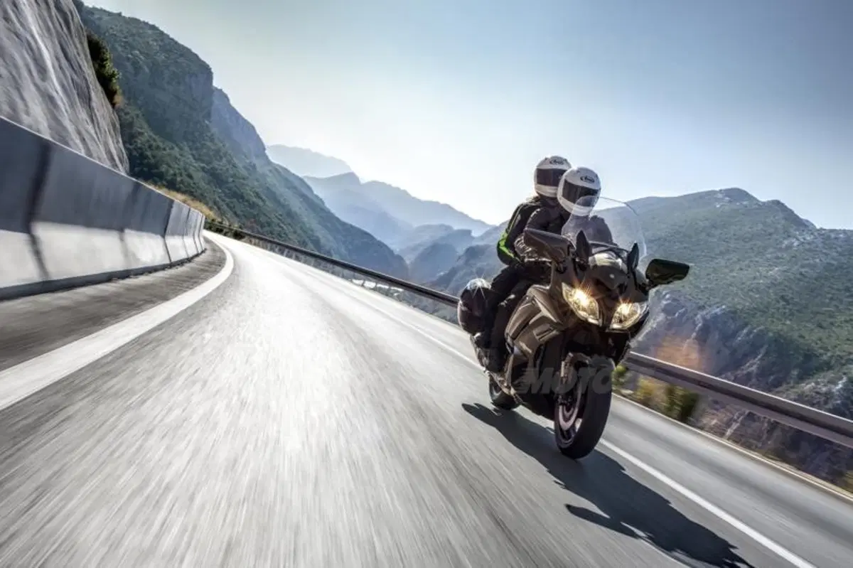 Yamaha FJR1300AE: cambio tradizionale e sospensioni elettroniche (6)