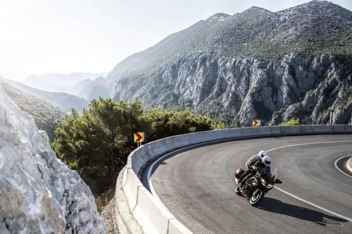 Yamaha FJR1300AE: cambio tradizionale e sospensioni elettroniche (8)