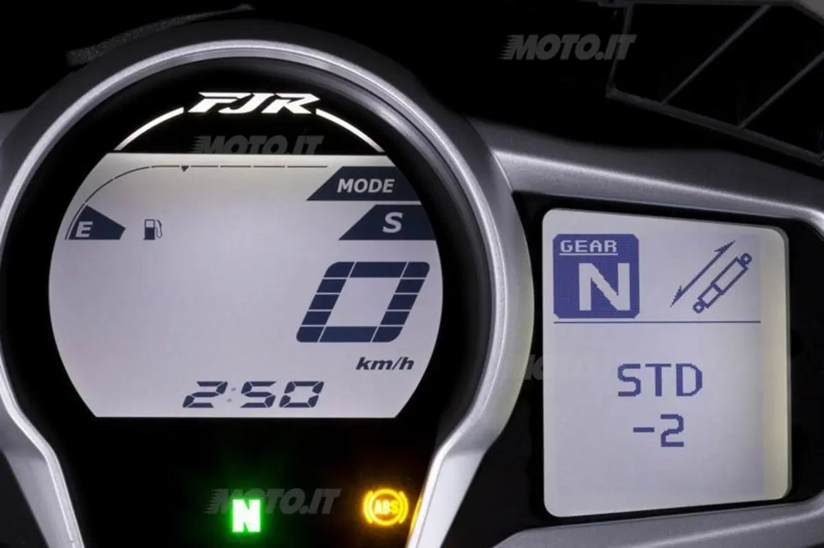 Yamaha FJR1300AE: cambio tradizionale e sospensioni elettroniche (17)