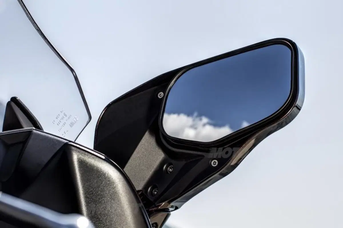Yamaha FJR1300AE: cambio tradizionale e sospensioni elettroniche (18)
