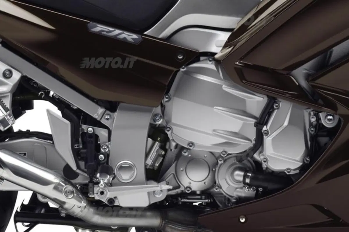 Yamaha FJR1300AE: cambio tradizionale e sospensioni elettroniche (20)