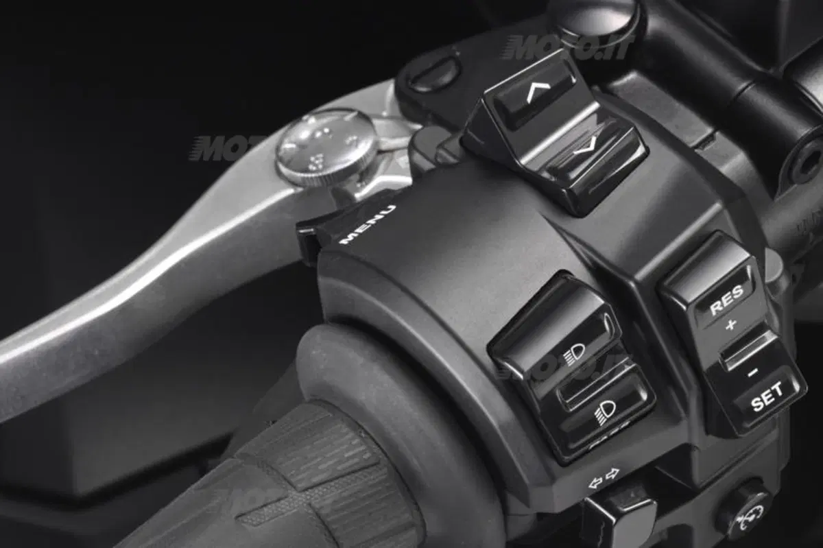Yamaha FJR1300AE: cambio tradizionale e sospensioni elettroniche (21)