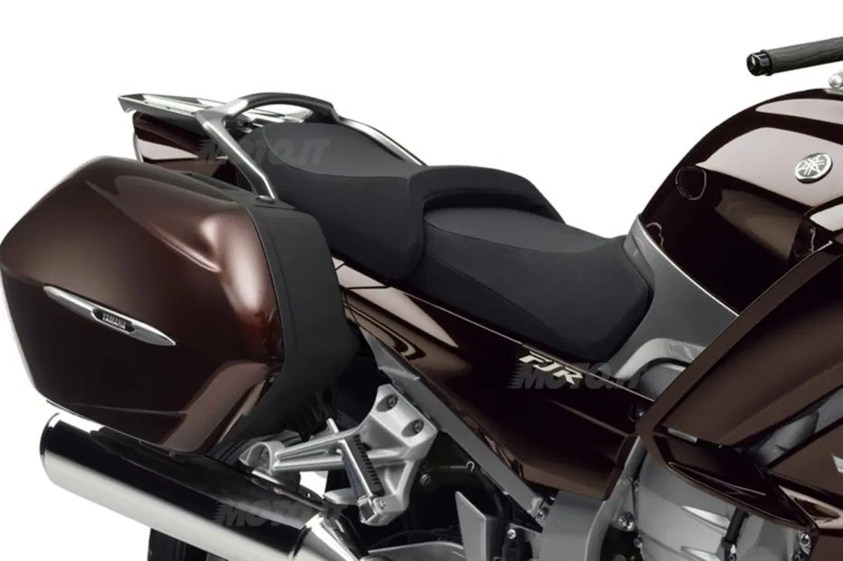 Yamaha FJR1300AE: cambio tradizionale e sospensioni elettroniche (22)