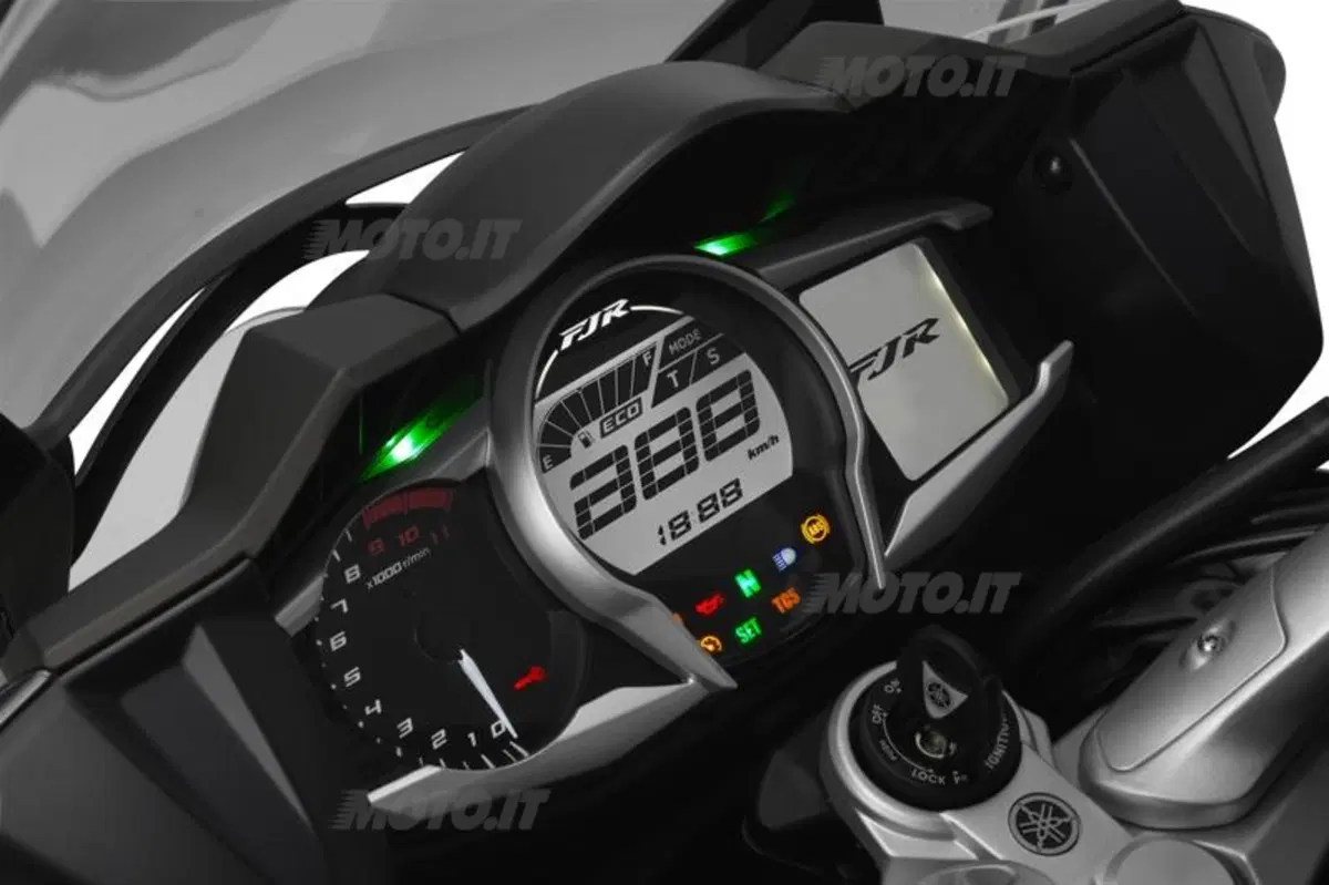 Yamaha FJR1300AE: cambio tradizionale e sospensioni elettroniche (23)
