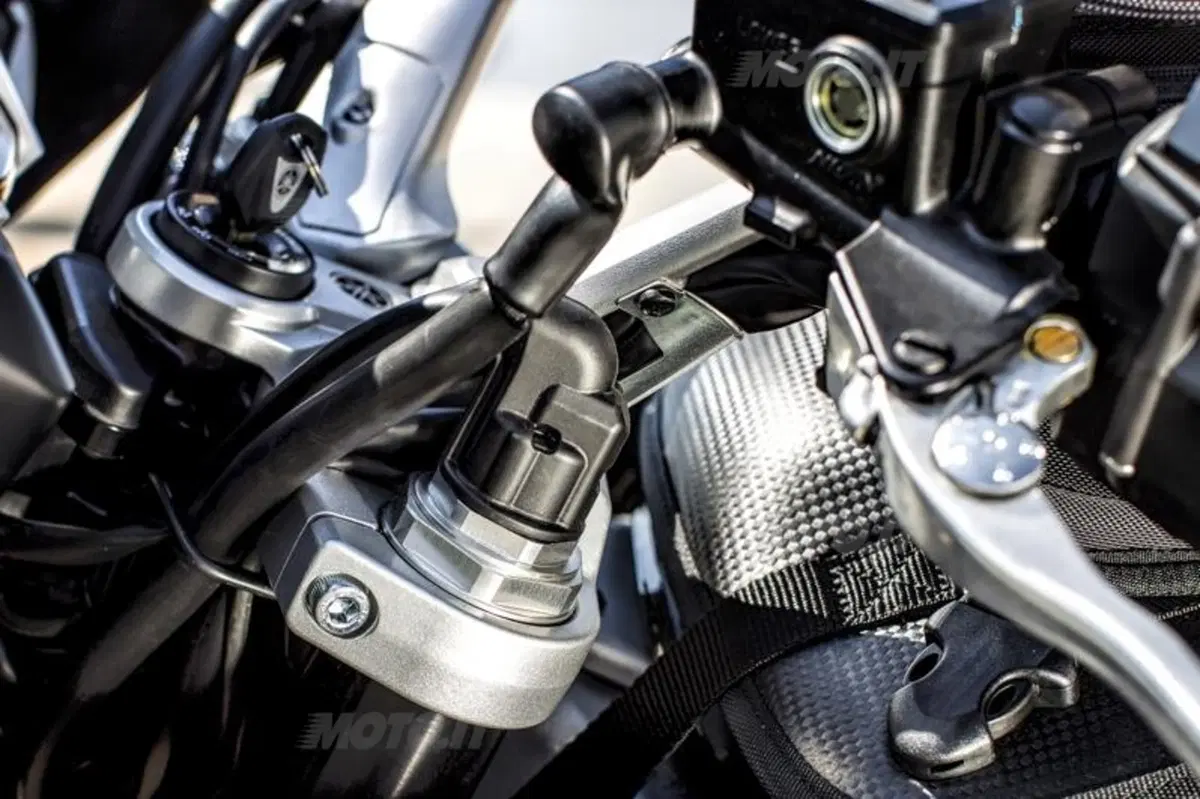 Yamaha FJR1300AE: cambio tradizionale e sospensioni elettroniche (25)