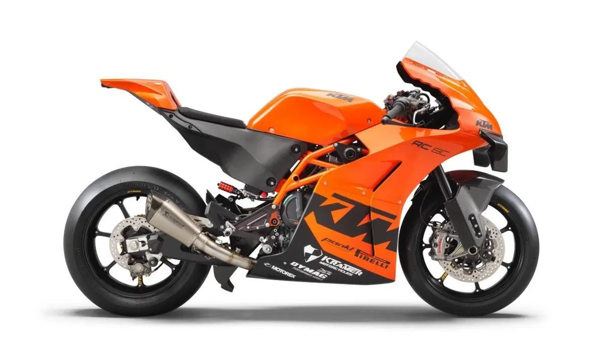 KTM RC8C 2022, supersportiva solo pista da Mattighofen (6)