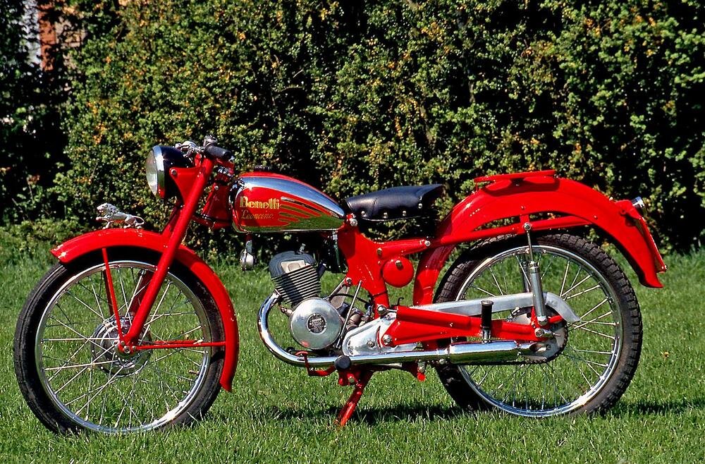 Il Benelli Leoncino &egrave; stato costruito in oltre 40.000 esemplari durante gli anni Cinquanta. Aveva il cilindro in lega di alluminio con canna riportata in ghisa. La versione da corsa ha ottenuto ottimi risultati nelle maratone stradali dell&rsquo;epoca