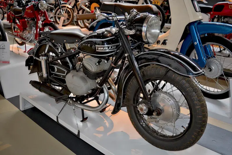 Dal punto di vista tecnico la Adler bicilindrica &egrave; stata sicuramente una delle migliori realizzazioni degli anni Cinquanta. Il disegno era particolarmente evoluto e la qualit&agrave; ottima. Questa M 250 &egrave; stata fotografata nel Museo Poggi di Castenaso (Bo)
