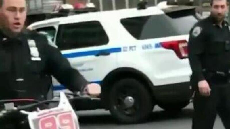 Il poliziotto e la moto sequestrata: una storia nata male e finita peggio [VIDEO VIRALE]