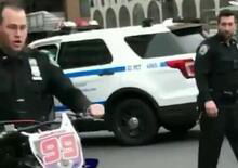 Il poliziotto e la moto sequestrata: una storia nata male e finita peggio [VIDEO VIRALE]