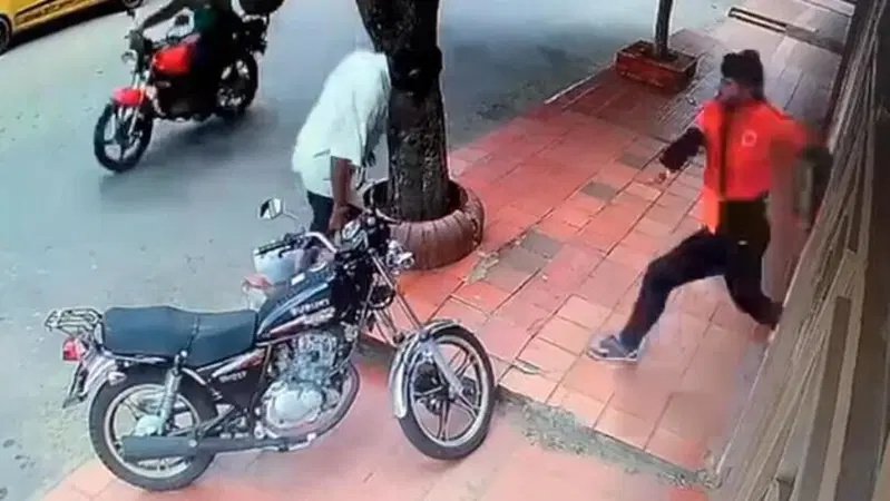Prova a rubare una moto, ma il proprietario si accorge e lo fa pentire [VIDEO VIRALE]