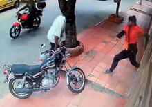 Prova a rubare una moto, ma il proprietario si accorge e lo fa pentire [VIDEO VIRALE]