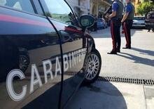 Napoli, ladri in moto rapinano 24enne e gli sparano a una gamba