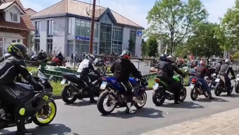 Germania, 15 mila moto sfilano in strada per aiutare un bambino a sconfiggere il cancro