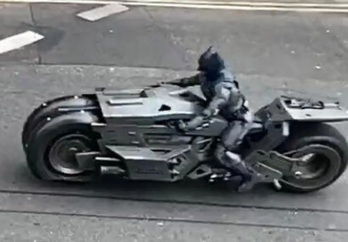 'The Flash': ecco la moto che Batman guiderà nel prossimo film DC (5)