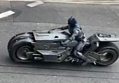 The Flash: ecco la moto che Batman guiderà nel prossimo film DC (5)