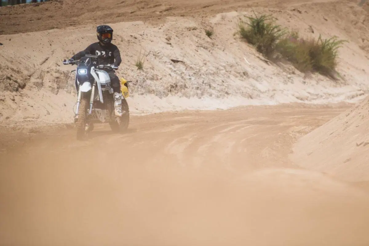 Deus Ténéré (Yamaha 700). Un omaggio agli Anni 80 e alla Paris Dakar (10)