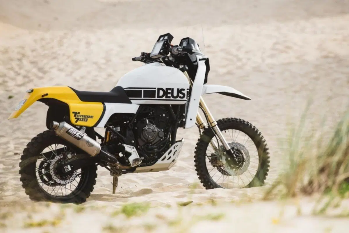 Deus T&eacute;n&eacute;r&eacute; (Yamaha 700). Un omaggio agli Anni 80 e alla Paris Dakar