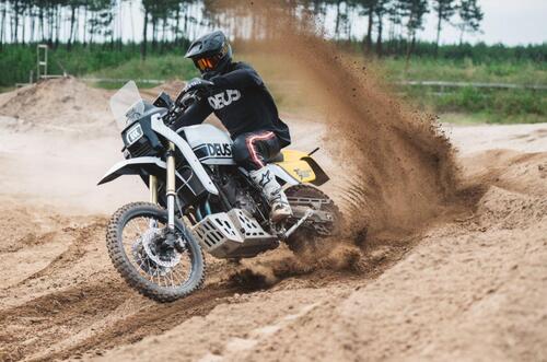 Deus Ténéré (Yamaha 700). Un omaggio agli Anni 80 e alla Paris Dakar (7)