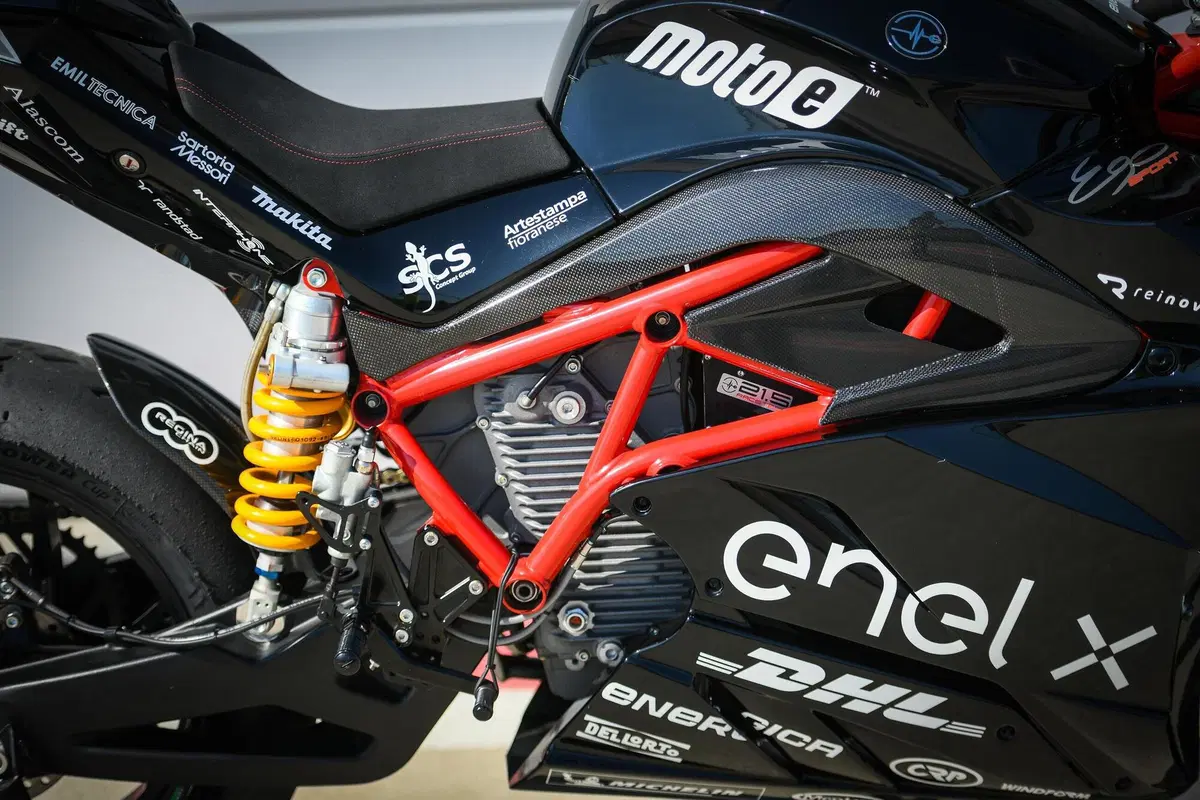 Energica Ego Kit Corsa Clienti: la MotoE per (quasi) tutti (11)
