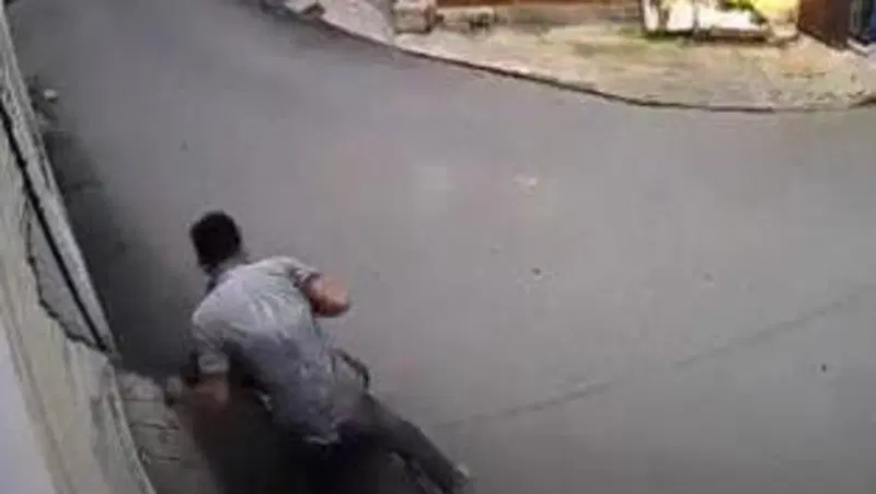 Scooter crash: quando la curva in derapata si trasforma in capocciata [VIDEO VIRALE]